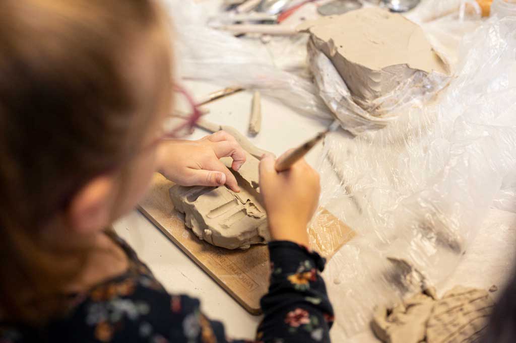 Kind beim Plastizieren in Ton bei Mach ma mit